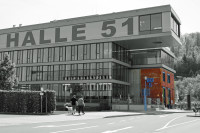 Alte Halle 51 von neuen Bauelementen umgeben