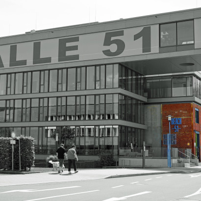 Alte Halle 51 von neuen Bauelementen umgeben