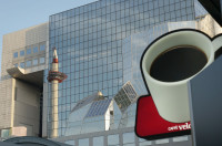 Spiegelung am Bahnhof von Kyoto/Japan