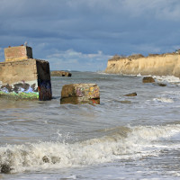 Bunkerteile der NVA in der Ostsee
