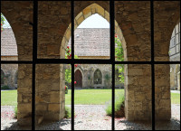 Durchs Fenster des Klostergangs Michaelstein auf den Innenhof