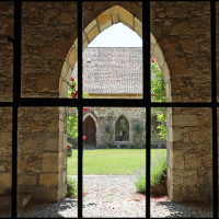 Durchs Fenster des Klostergangs Michaelstein auf den Innenhof