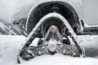 So kommt man ohne Reifen durch den Schnee.