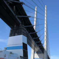 Ja der Kahn passt da durch