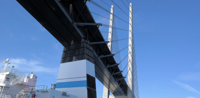 Ja der Kahn passt da durch