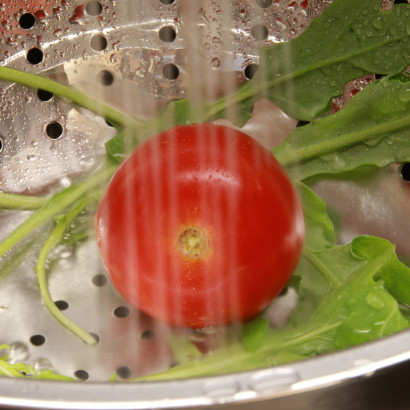 Rucola und Tomate im Sieb