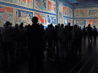 eine staunende Menge      