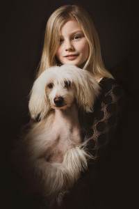 Portrait eines M&auml;dchens mit Hund auf dem Scho&szlig;. Fotograf Enric Mammen