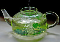 Glaskanne mit Pfefferminztee