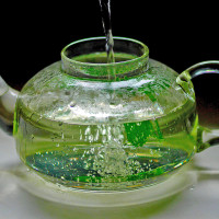 Glaskanne mit Pfefferminztee