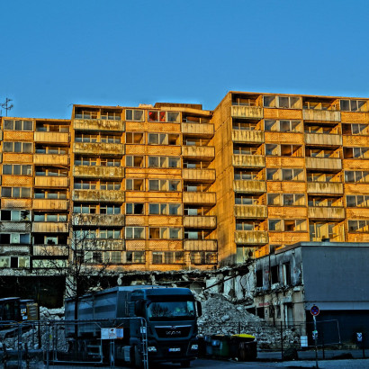    Zerfallende Fassade im Abendlicht                            